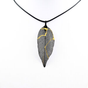 Obesek list – črn z zlatimi lisami