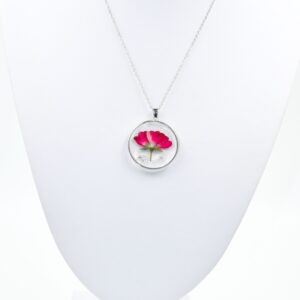 Obesek s suhim cvetjem